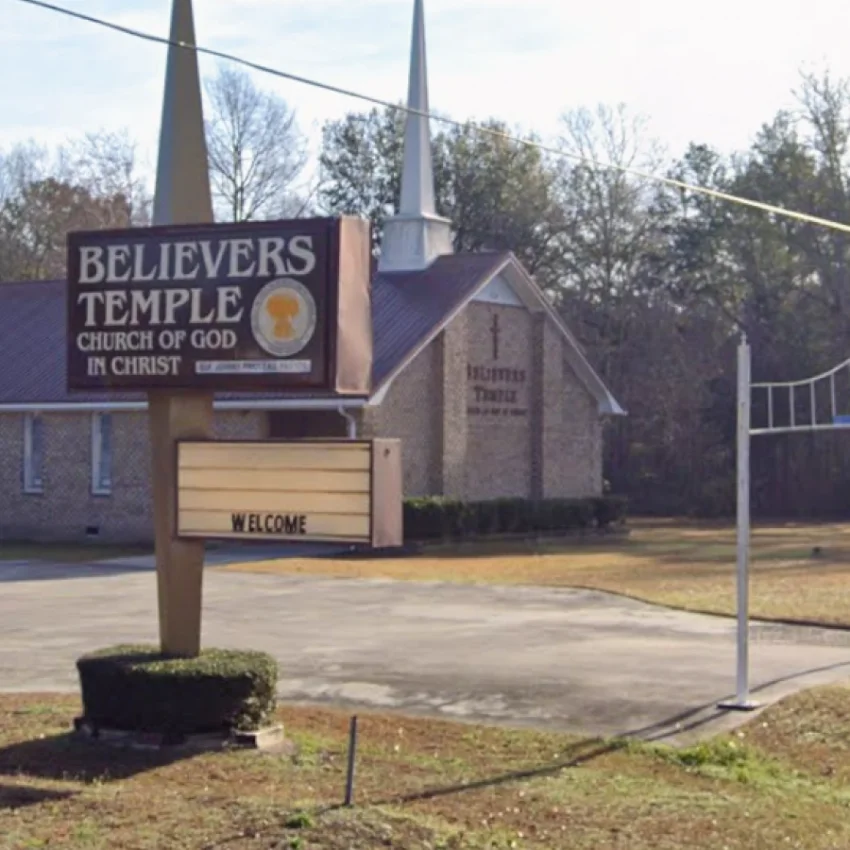 Roadside sign with a manual changeable-letter board reading Welcome